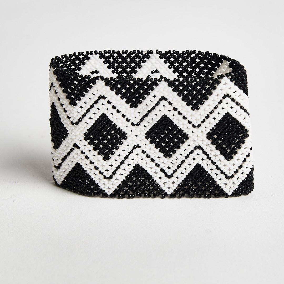 Pulseira de Miçanga Preta e Branca Waura
