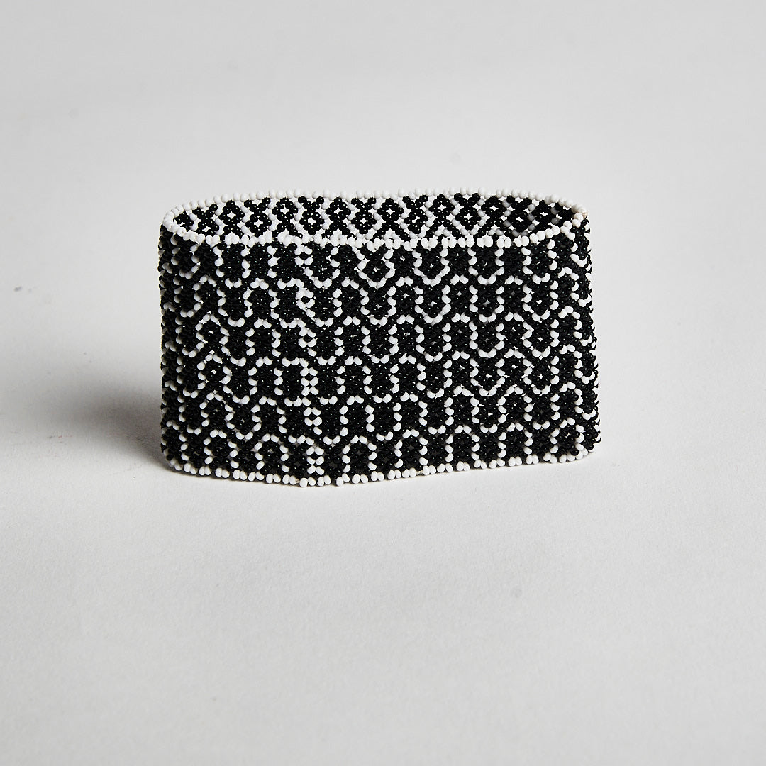 Pulseira de Miçanga Preto e Branca de Vidro Waura
