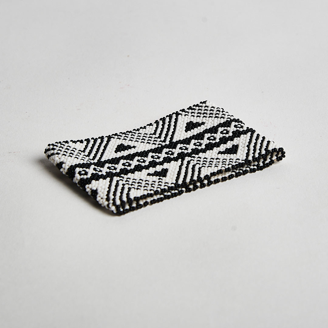 Pulseira de Miçanga Elástica Branca e Preta Kamayurá