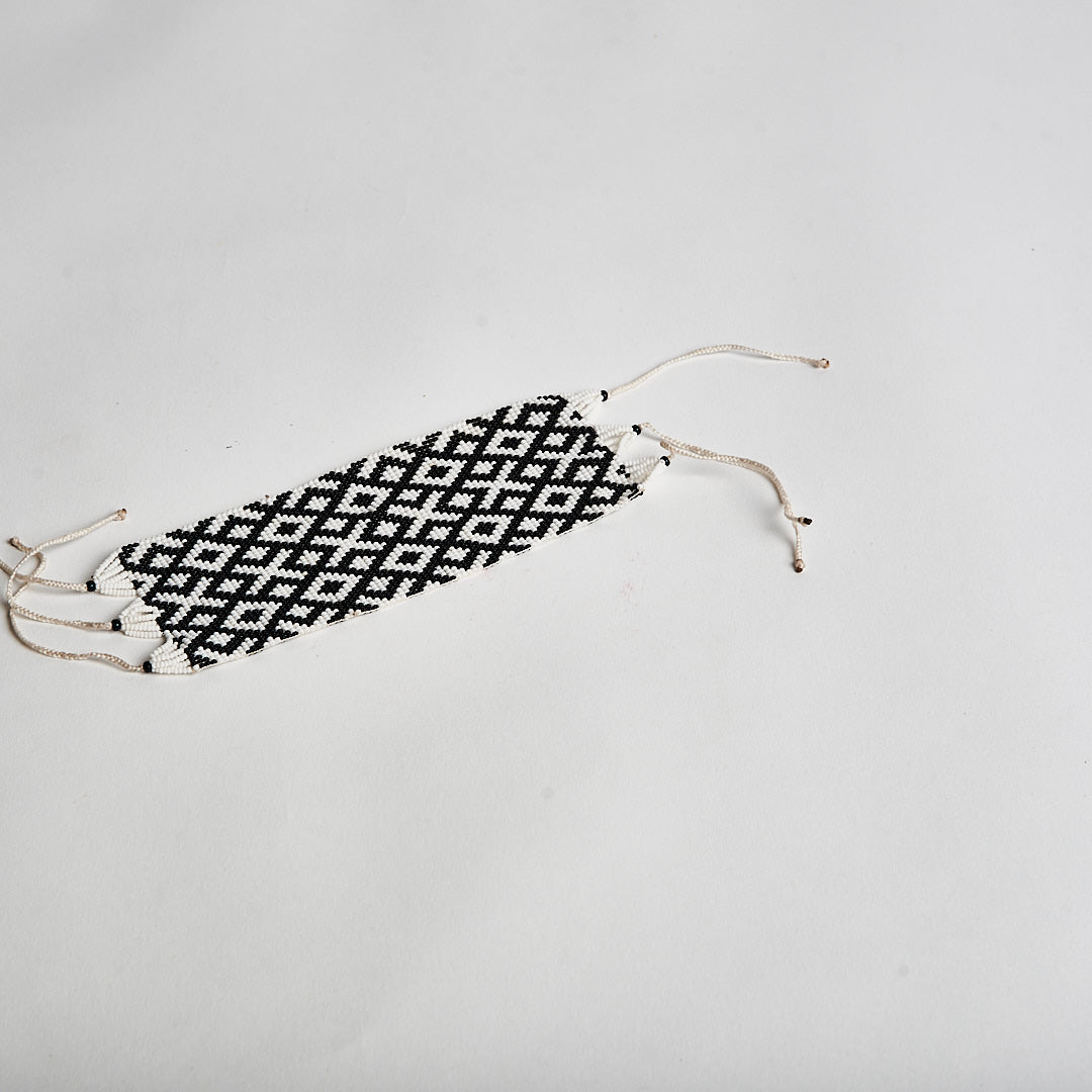 Pulseira Ajustável de Miçanga Preta e Branca Tapirapé