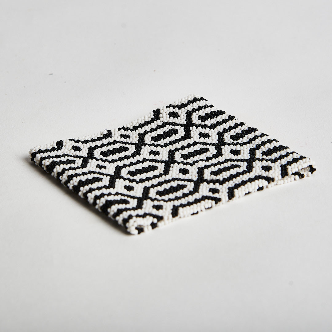 Pulseira Indígena de Miçanga Preta e Branca Kayapó