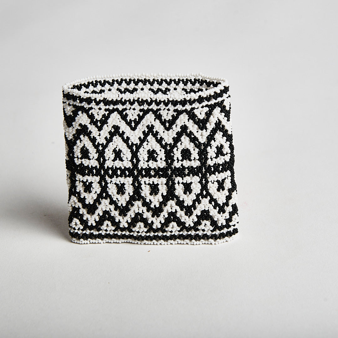 Pulseira Indígena de Miçanga Preta e Branca Kayapó