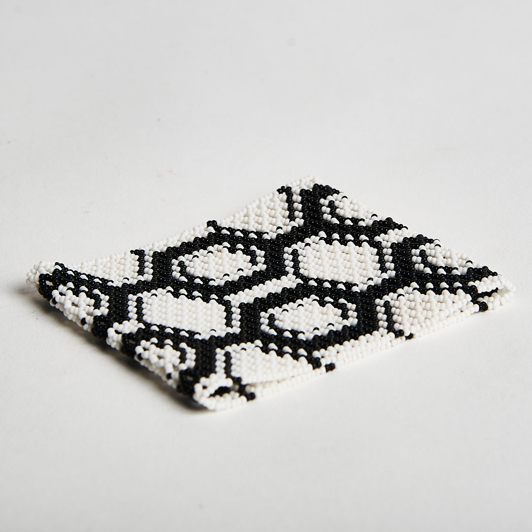 Pulseira Indígena de Miçanga Preta e Branca Kayapó