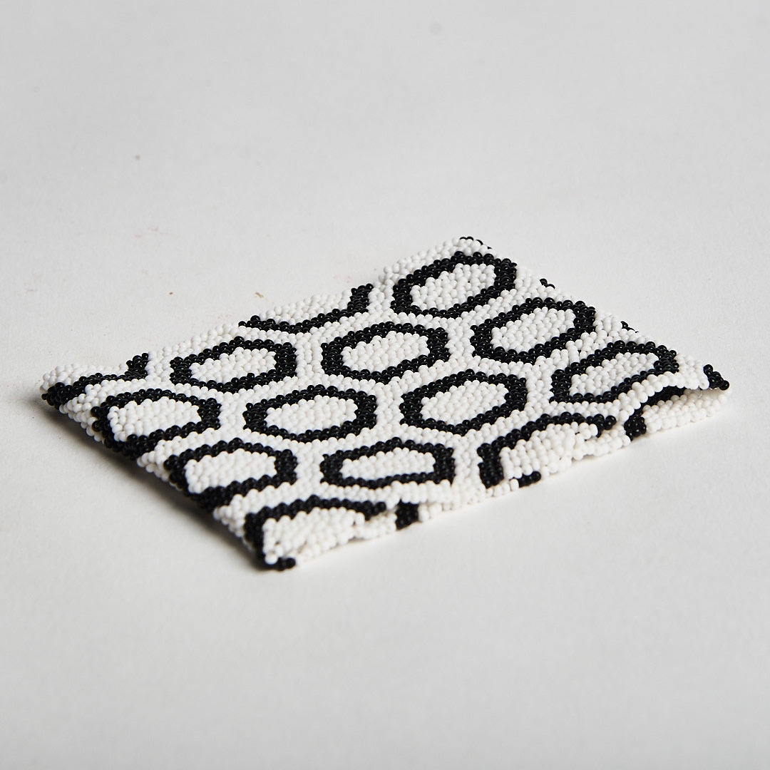 Pulseira Indígena de Miçanga Preta e Branca Kayapó