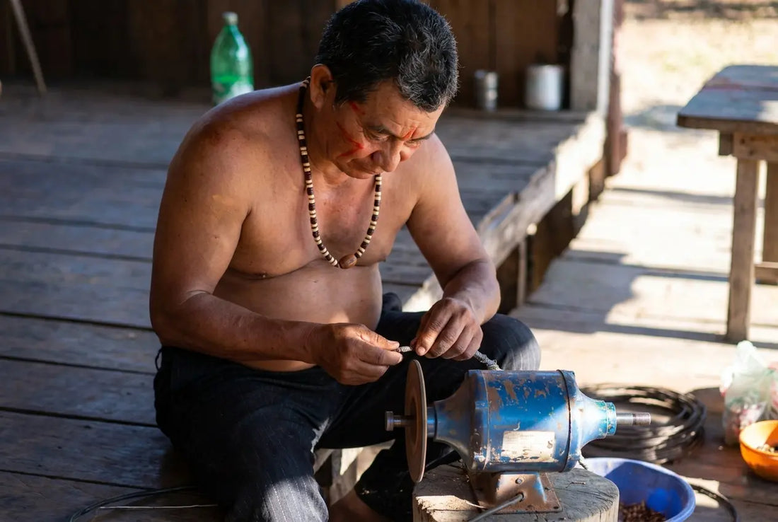 Como são feitos os lindos colares de sementes Apurinã