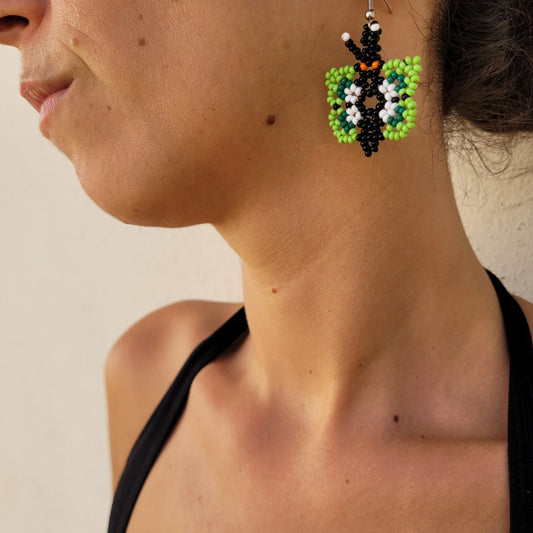 Brinco de Miçanga Verde Preto Branco e Laranja Povo Kanela