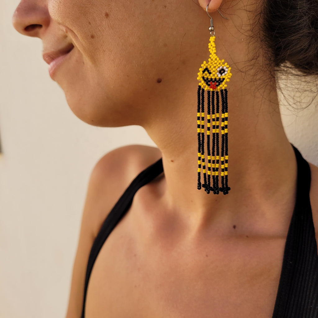Brinco Artesanal Amarelo Preto Branco e Vermelho Povo Kanela