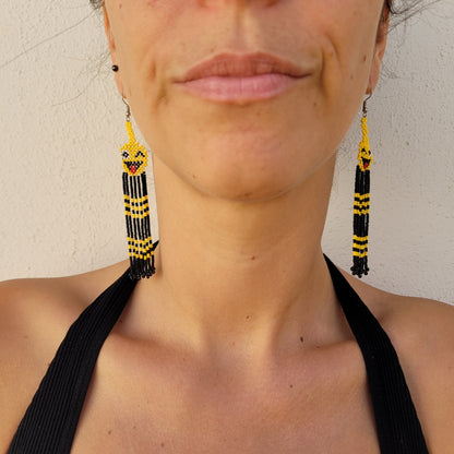 Brinco Artesanal Amarelo Preto Branco e Vermelho Povo Kanela