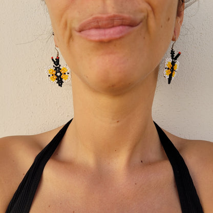 Brinco Indígena de Miçanga Amarelo Laranja Preto Branco e Vermelho Povo Kanela