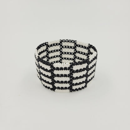 Pulseira de Miçanga Branca e Preta com Grafismos Ornamentais