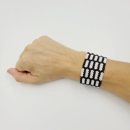 Pulseira de Miçanga Branca e Preta com Grafismos Ornamentais