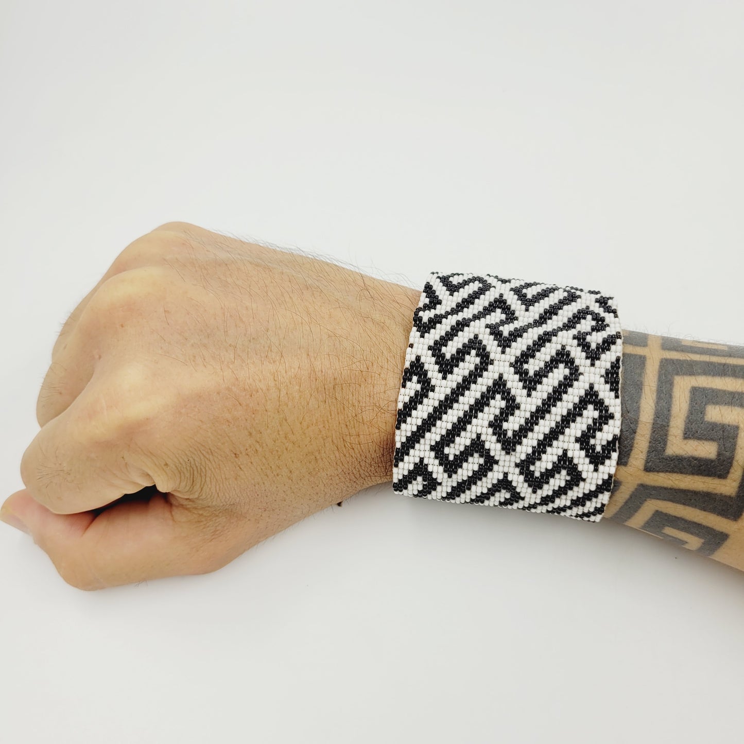 Pulseira de Miçanga Preta e Branca Ajustável Povo Tapirapé