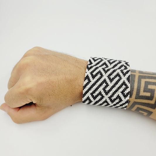 Pulseira de Miçanga Preta e Branca Ajustável Povo Tapirapé