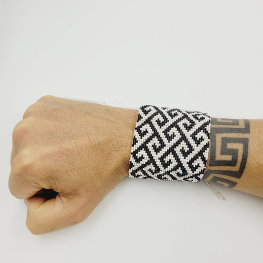 Pulseira de Miçanga Preta e Branca Ajustável Povo Tapirapé