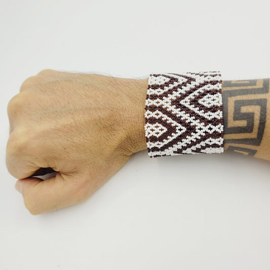 Pulseira de Miçanga Branca e Marrom Fio de Nylon Povo Kayapó