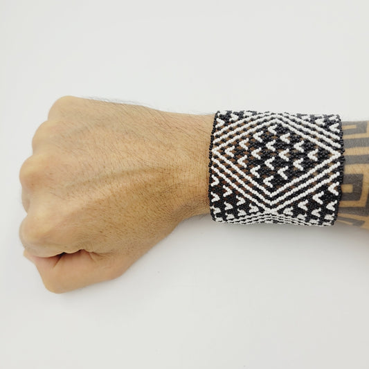 Pulseira de Miçanga Branca e Preta Fio de Nylon Povo Kayapó