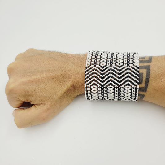 Pulseira de Miçanga Branca e Preta Fio de Nylon Povo Kayapó