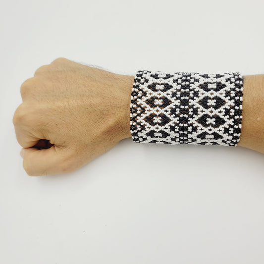 Pulseira de Miçanga Branca e Preta Fio de Nylon Povo Kayapó