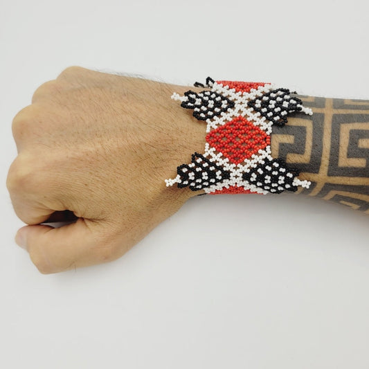 Pulseira de Miçanga Branca Preta e Vermelho Fio de Nylon Povo Kayapó