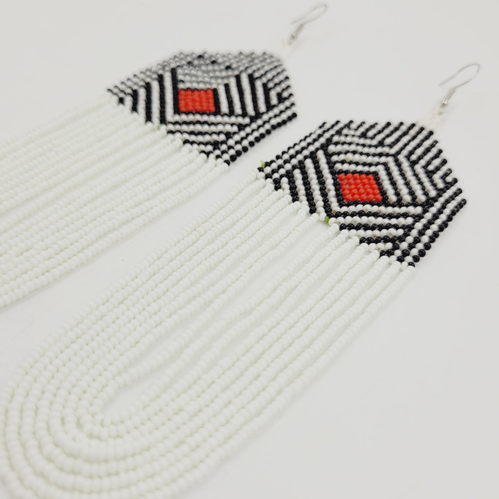 Brinco Longo de Miçanga de Vidro Branco