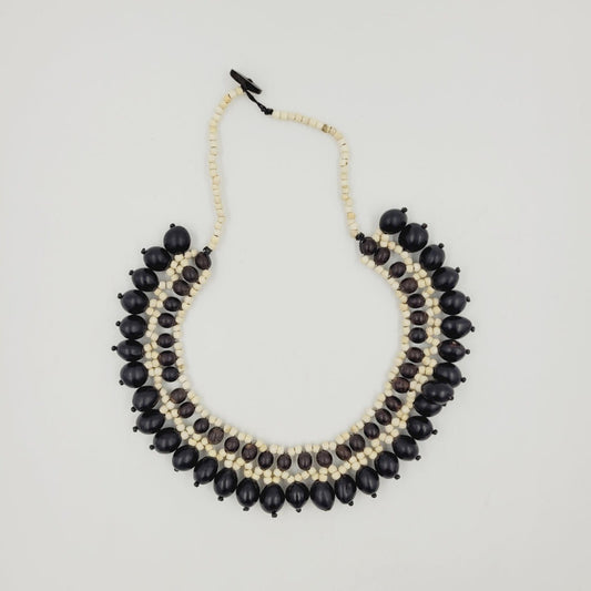 Colar Preto e Branco de Sementes  Povo Rikbaktsa