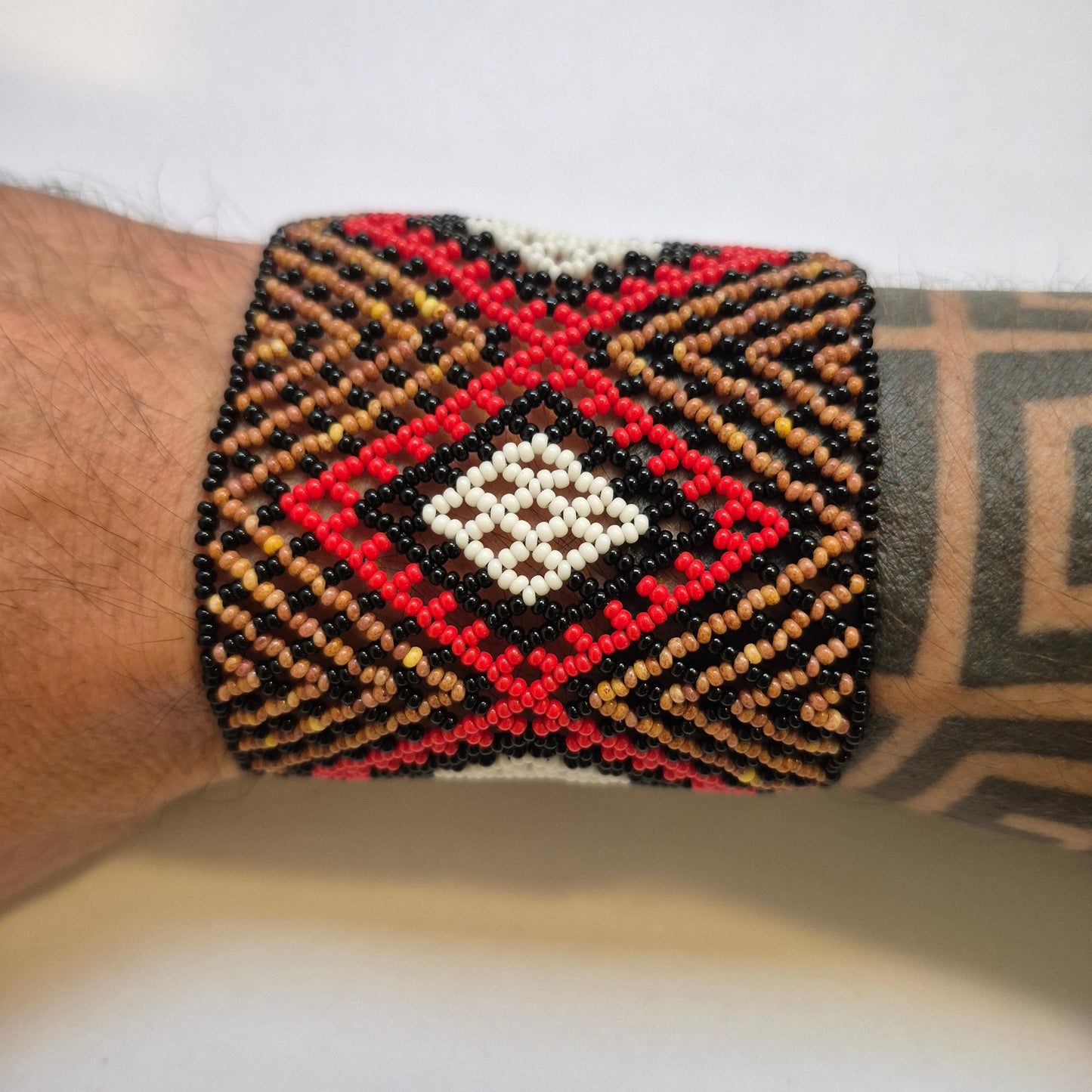 Pulseira de Miçanga Marrom, Preta, Branca e Vermelha Waura