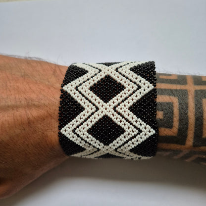 Pulseira de Miçanga Preta e Branca Waura