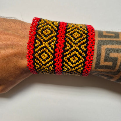 Pulseira de Miçanga Marrom Preto e Vermelho fio Elástico Povo Kamayurá