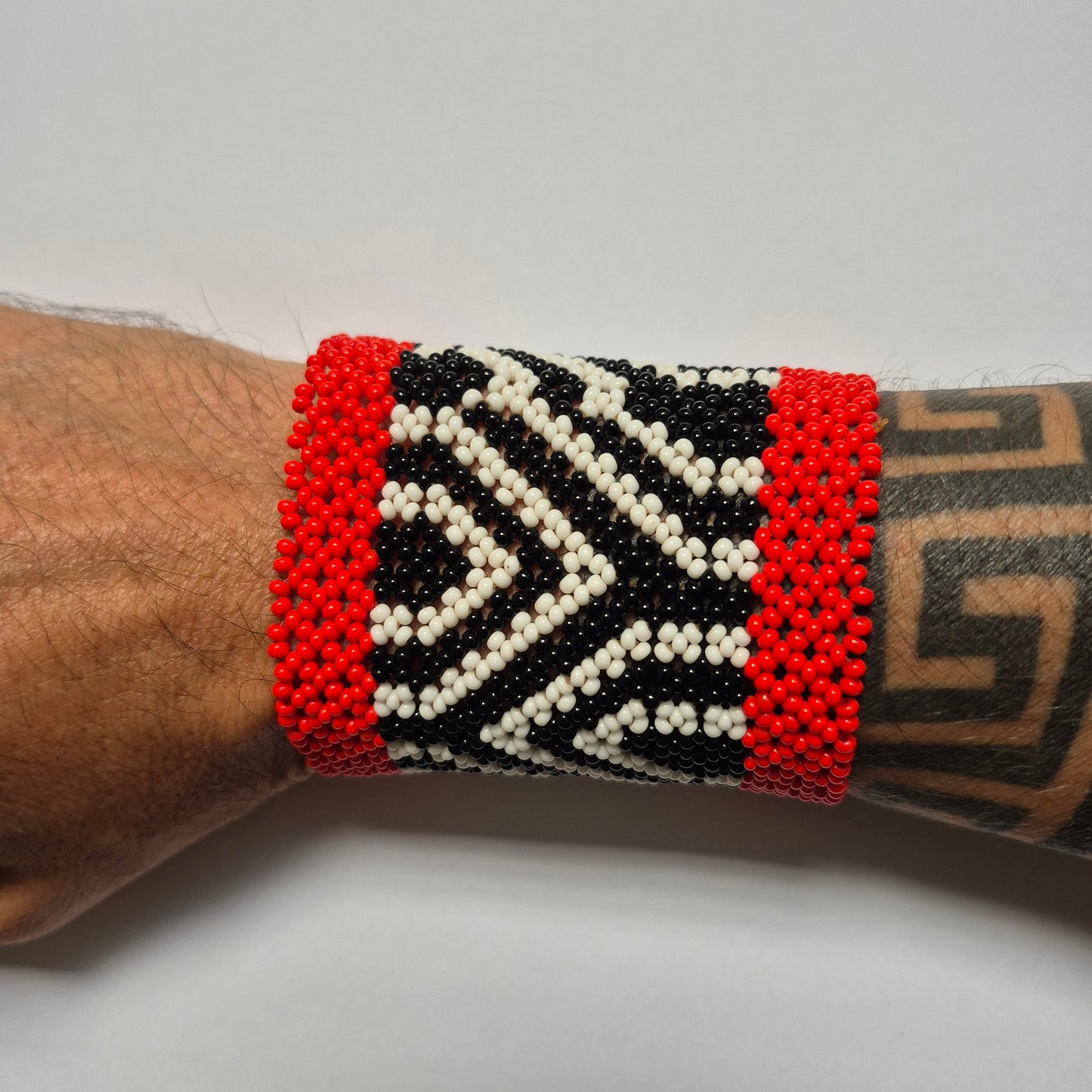Pulseira de Miçanga Preto Branca e Vermelho fio Elástico Povo Kamayurá