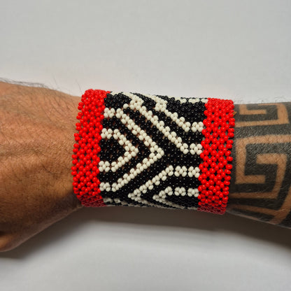 Pulseira de Miçanga Preto Branca e Vermelho fio Elástico Povo Kamayurá
