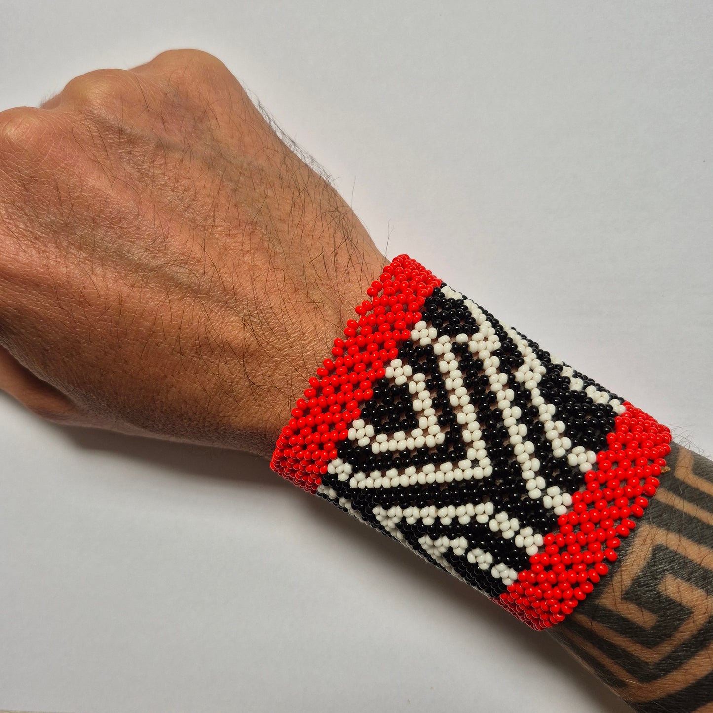 Pulseira de Miçanga Preto Branca e Vermelho fio Elástico Povo Kamayurá