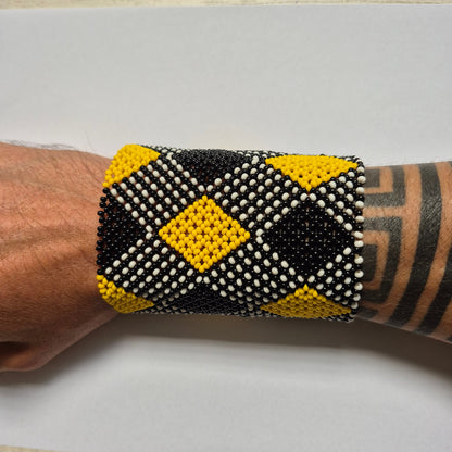 Pulseira de Miçanga Preta Branca e Amarela fio Elástico Povo Kamayurá