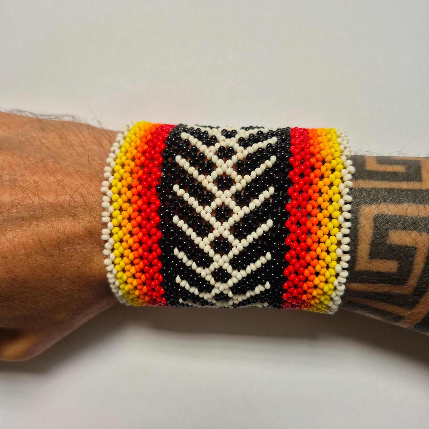 Pulseira de Miçanga Branca Preta e vermelho fio Elástico Povo Kamayurá