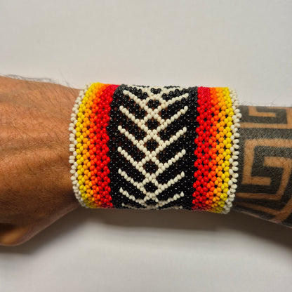 Pulseira de Miçanga Branca Preta e vermelho fio Elástico Povo Kamayurá