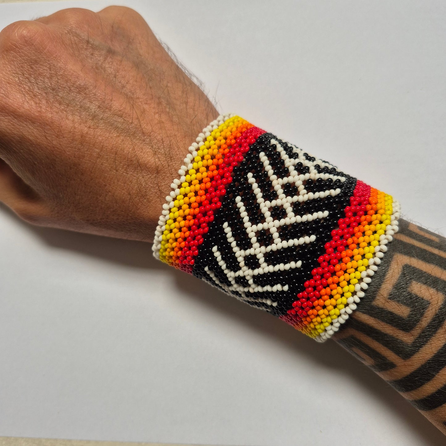 Pulseira de Miçanga Branca Preta e vermelho fio Elástico Povo Kamayurá
