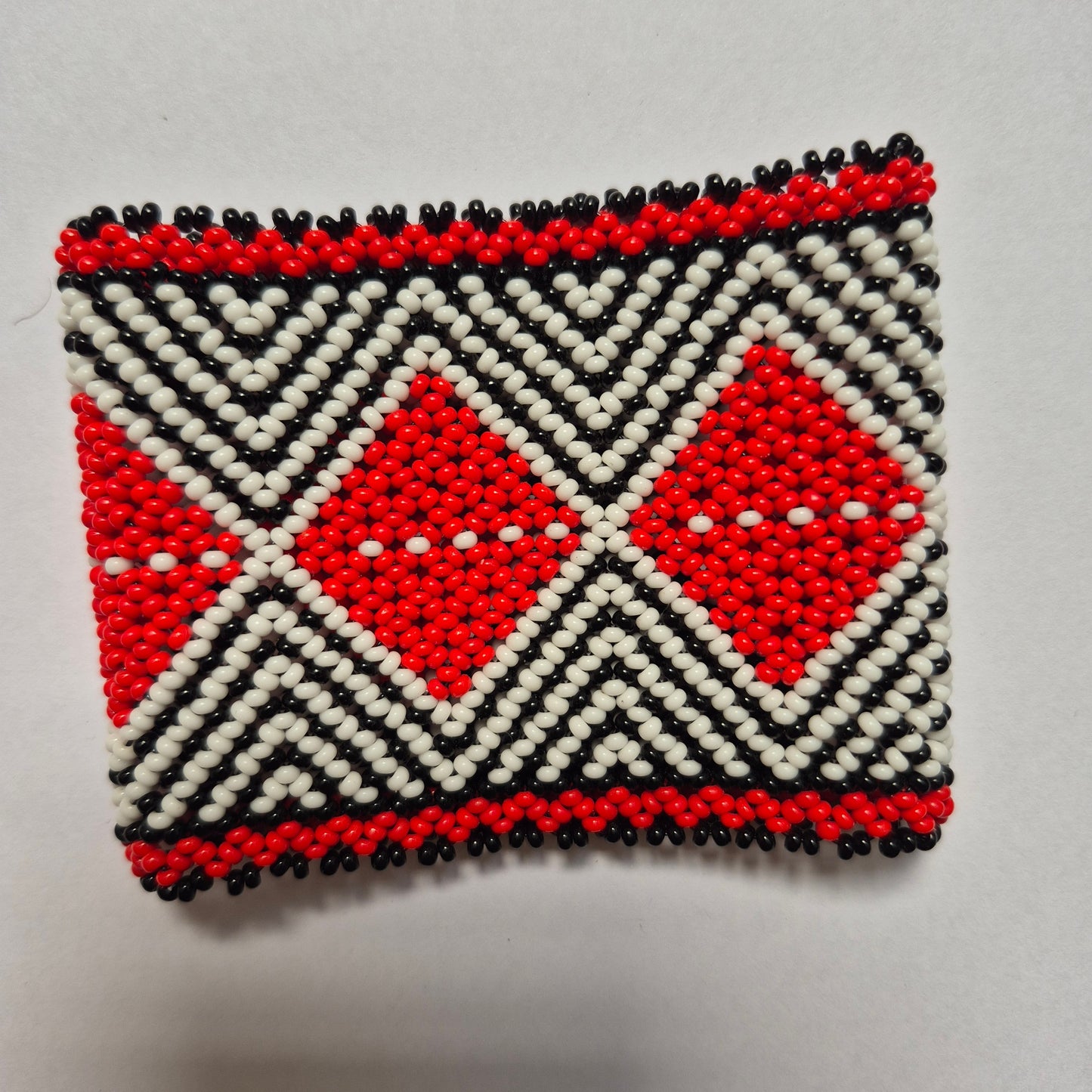 Pulseira de Miçanga Branca Preta e Vermelho fio Elástico Povo Kamayurá