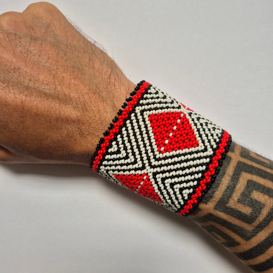 Pulseira de Miçanga Branca Preta e Vermelho fio Elástico Povo Kamayurá