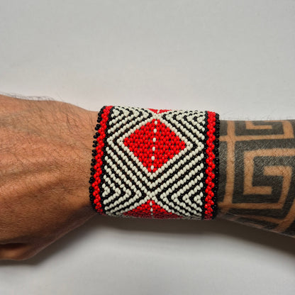 Pulseira de Miçanga Branca Preta e Vermelho fio Elástico Povo Kamayurá