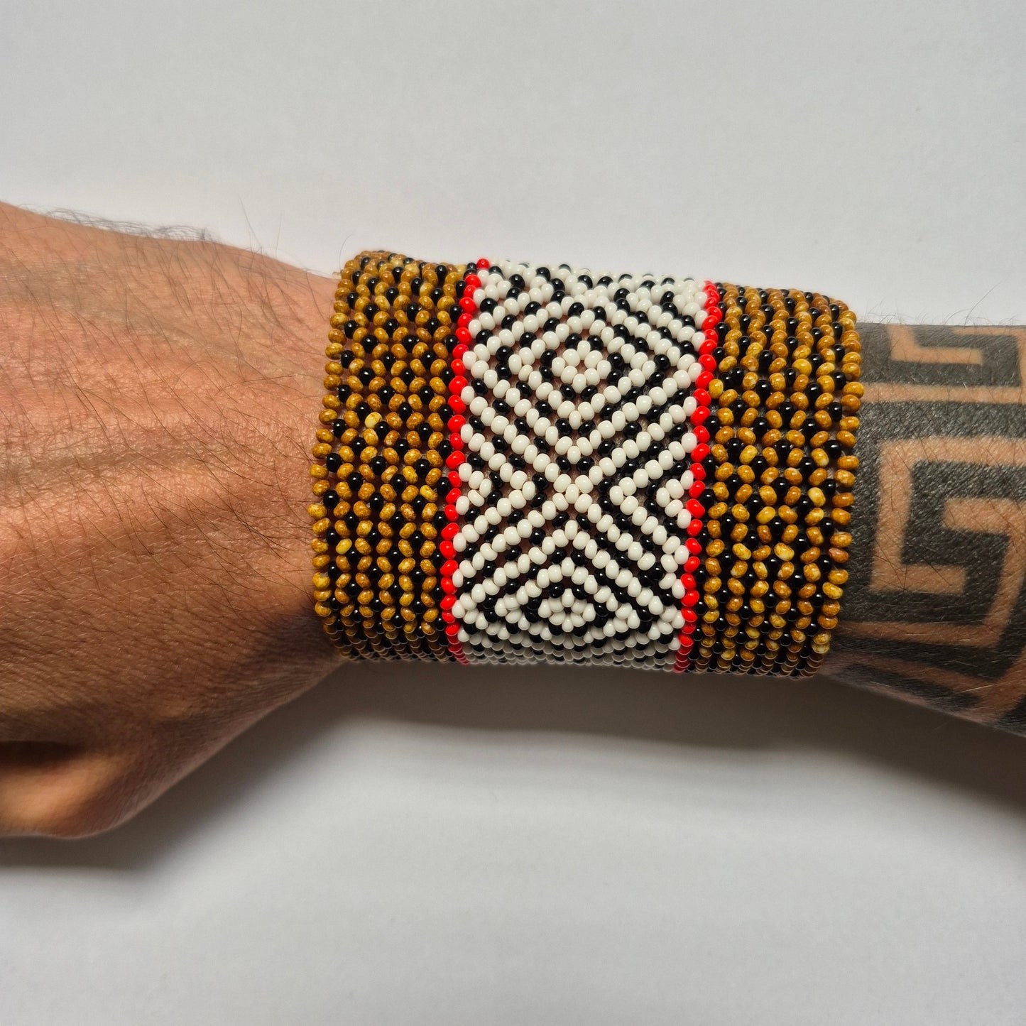 Pulseira de Miçanga Marrom Branca Preta e Vermelho fio Elástico Povo Kamayurá
