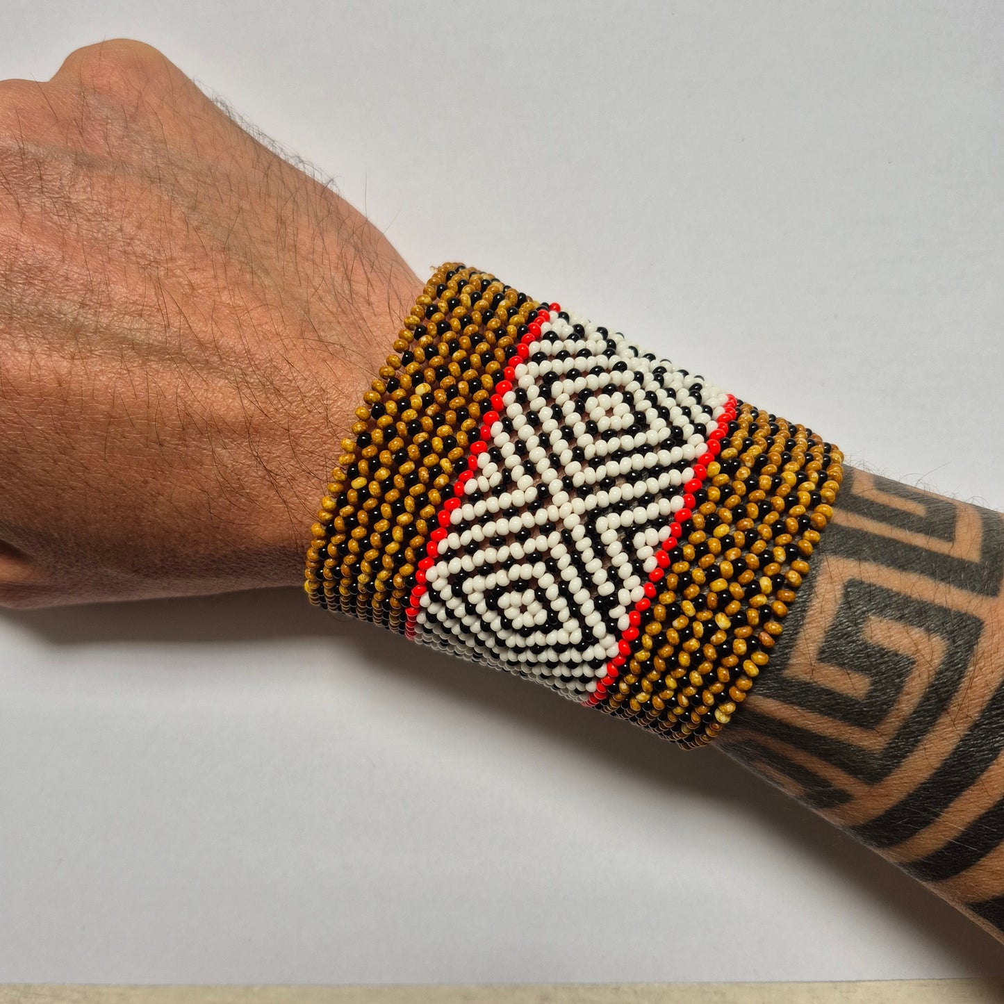 Pulseira de Miçanga Marrom Branca Preta e Vermelho fio Elástico Povo Kamayurá