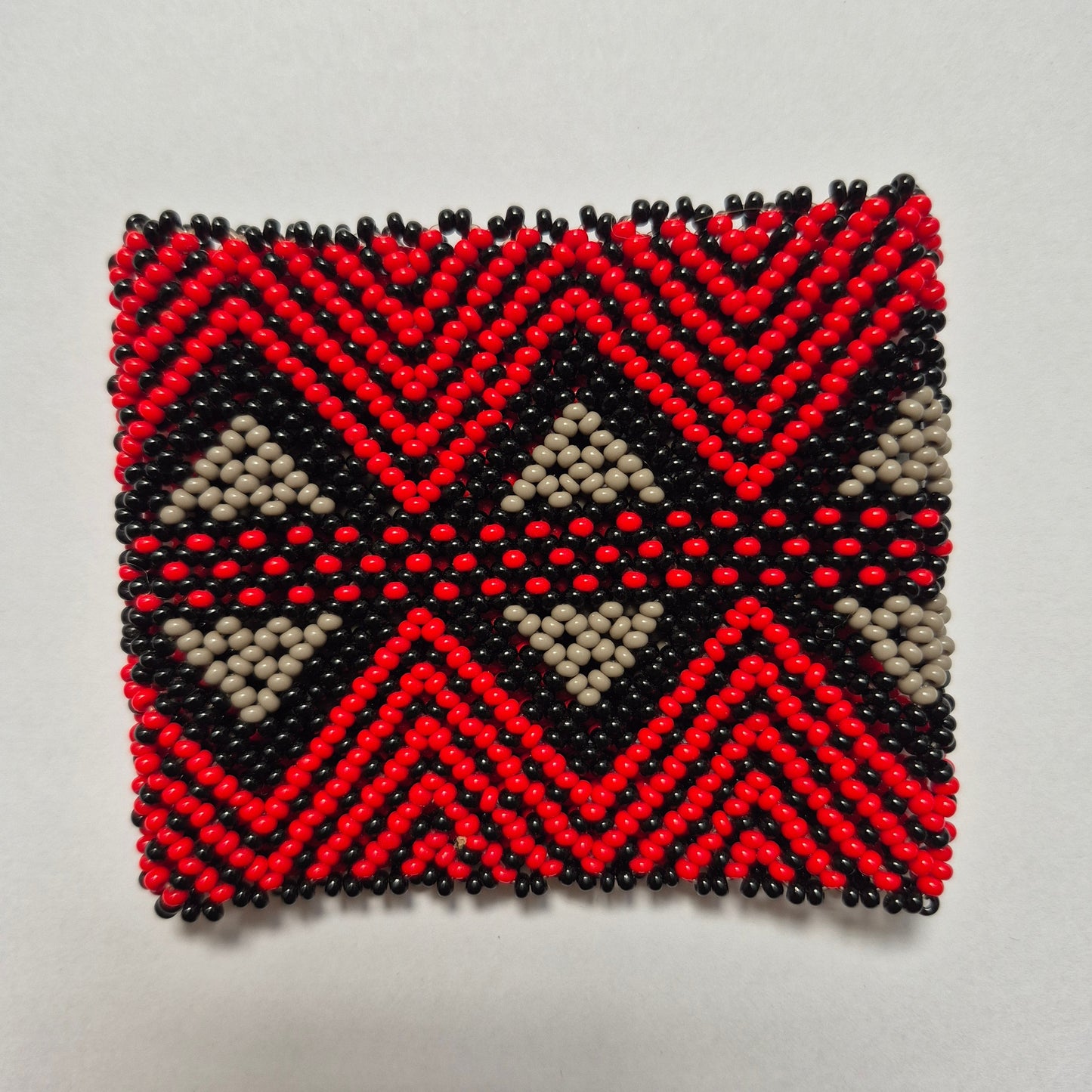 Pulseira de Miçanga  Preta Vermelho e Cinza fio Elástico Povo Kamayurá
