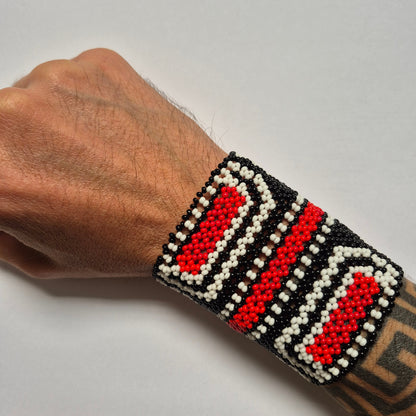 Pulseira de Miçanga Branca Preta e Vermelho fio Elástico Povo Kamayurá