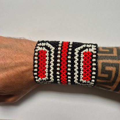 Pulseira de Miçanga Branca Preta e Vermelho fio Elástico Povo Kamayurá