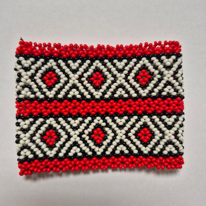 Pulseira de Miçanga Branca Preta e Vermelho fio Elástico Povo Kamayurá