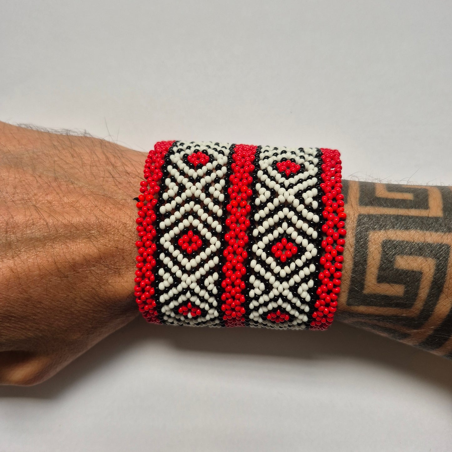 Pulseira de Miçanga Branca Preta e Vermelho fio Elástico Povo Kamayurá