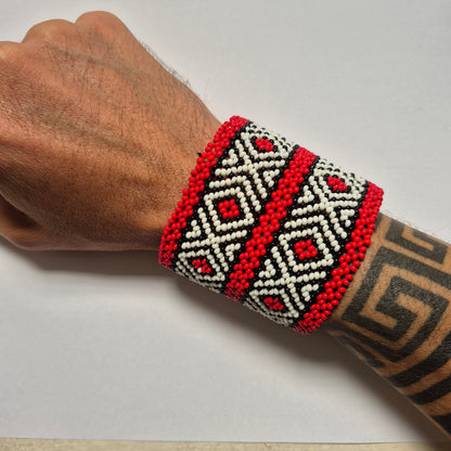 Pulseira de Miçanga Branca Preta e Vermelho fio Elástico Povo Kamayurá