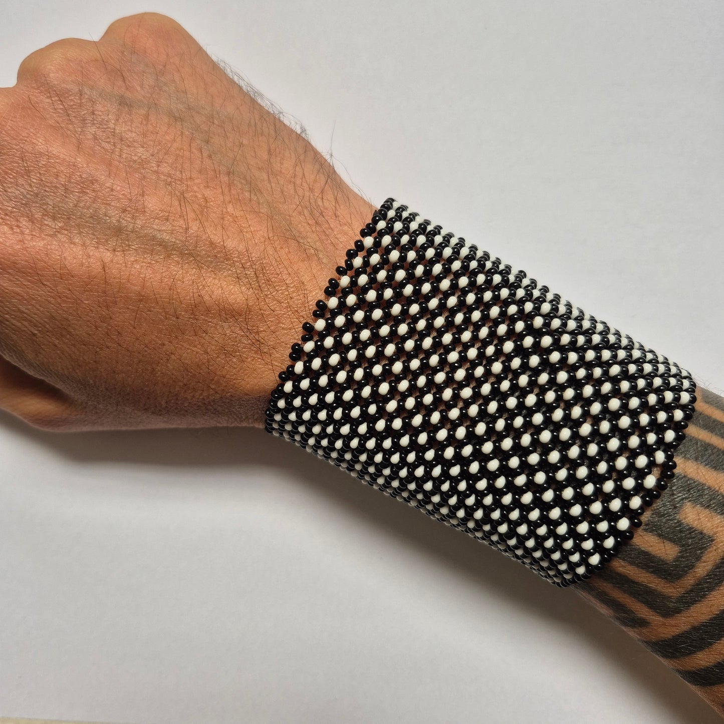 Pulseira de Miçanga Preta e Branco fio Elástico Povo Kamayurá