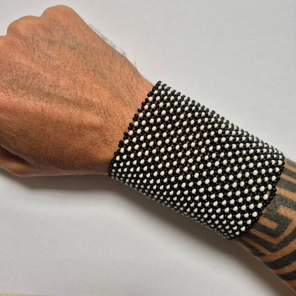 Pulseira de Miçanga Preta e Branco fio Elástico Povo Kamayurá