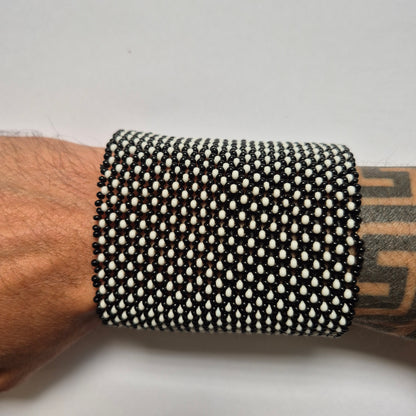 Pulseira de Miçanga Preta e Branco fio Elástico Povo Kamayurá