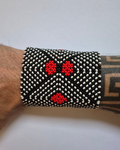 Pulseira de Miçanga Preta Branca e Vermelho fio Elástico Povo Kamayurá